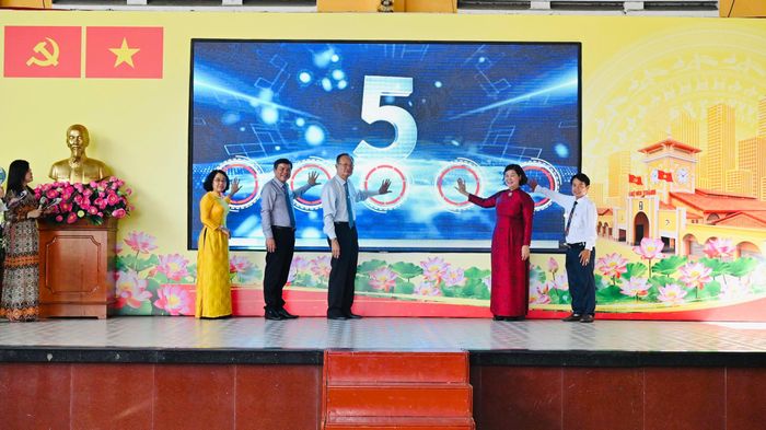 Các đại biểu và lãnh đạo phường Bến Thành ra mắt bộ nhận diện đặc trưng của phường Bến Thành