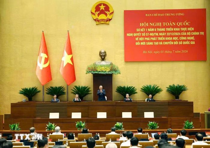 Tổng Bí thư, Chủ tịch nước Tô Lâm cùng các đồng chí Lãnh đạo chủ chốt và Trưởng Ban Tổ chức Trung ương chủ trì hội nghị. (Ảnh: Thống Nhất/TTXVN)