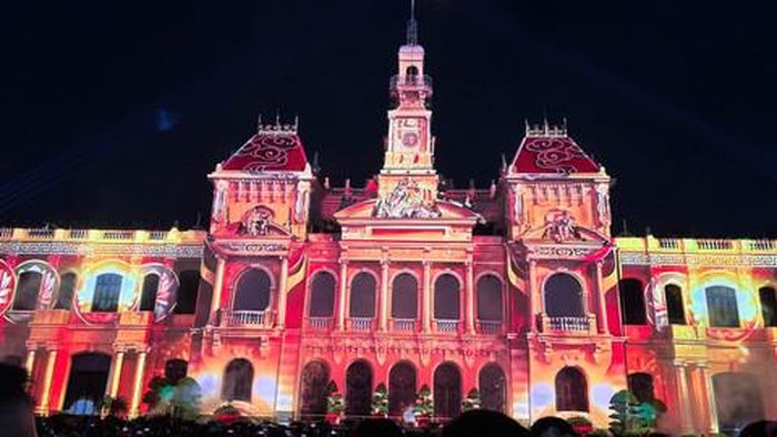 Màn trình chiếu hiện đại kết hợp âm nhạc, mỹ thuật và hiệu ứng ánh sáng khiến khán giả mãn nhãn