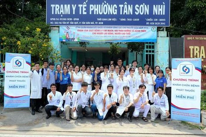 Tập thể y bác sĩ Trạm Y tế phường Tân Sơn Nhì ra quân ngày hội khám sức khỏe toàn dân