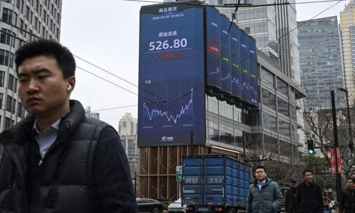 Người dân đi lại trên đường phố ở Trung Quốc - Ảnh: AFP