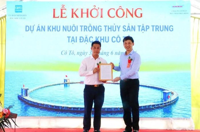 Ông Nguyễn Văn Công, Phó Chủ tịch UBND tỉnh trao Quyết định giao khu vực biển để nuôi trồng thủy sản tại đặc khu Cô Tô cho Công ty Cổ phần Mực nhảy Biển Đông. Ảnh:Baoquangninh