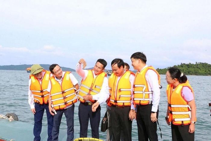 Các đại biểu tham quan khu nuôi trồng thủy sản tập trung tại đặc khu Cô Tô. Ảnh:Baoquangninh
