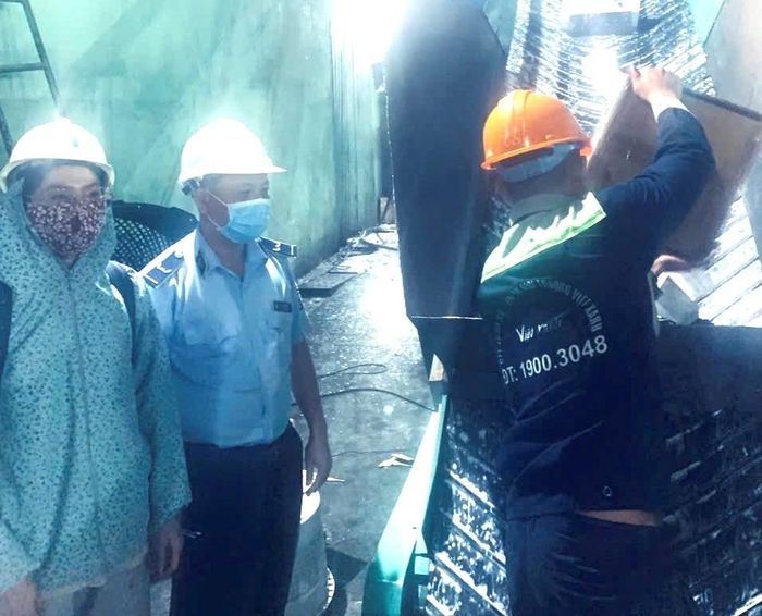  Đội QLTT số 18 giám sát quá trình tiêu hủy số mỹ phẩm vi phạm theo quy định. Ảnh: Chi cục QLTT TP.HCM 
