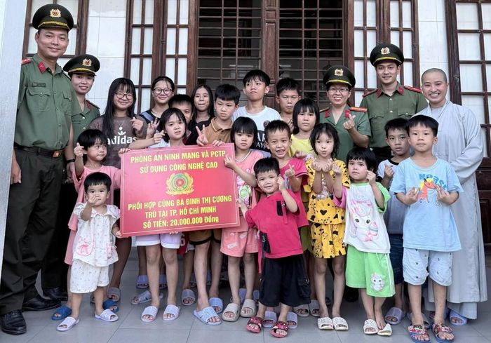 Trao tặng 20 triệu đồng hỗ trợ Trại trẻ mồ côi Ưu Đàm, phường Mỹ Thượng, Tp. Huế