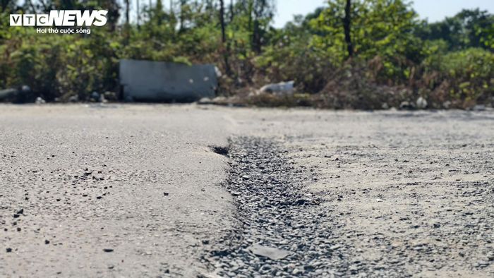 Đến cuối năm 2023, nhà thầu thi công mặt đường được khoảng 150m, phần còn lại của dự án rơi vào tình cảnh “đắp chiếu”. Nhiều năm qua, đoạn đường ngày càng xuống cấp nghiêm trọng.