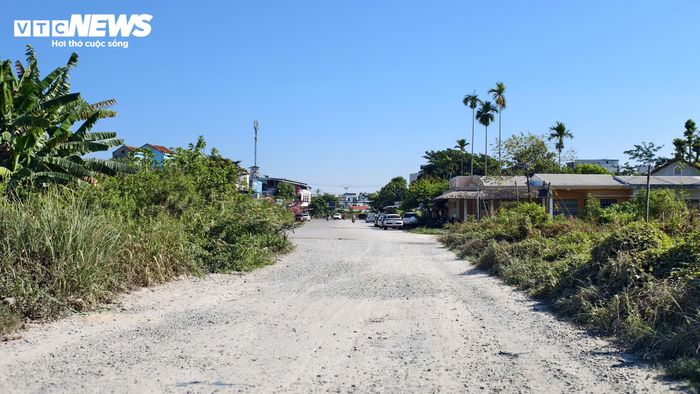 Phó Chủ tịch UBND tỉnh Quảng Ngãi Đỗ Tâm Hiển yêu cầu các sở, ngành và địa phương liên quan tập trung tháo gỡ những điểm nghẽn còn tồn tại, đặc biệt là các vướng mắc về bồi thường, giải phóng mặt bằng. Việc áp dụng chính sách phải được rà soát kỹ lưỡng, bảo đảm quyền lợi chính đáng cho người dân nhưng vẫn tuân thủ đúng quy định pháp luật.
