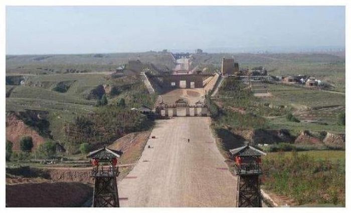 Tần Trực đạo dài gần 800km, nơi rộng nhất lên đến gần 70m.