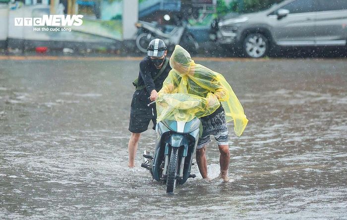 Vùng áp thấp đang hoạt động trên Biển Đông, miền Bắc sắp hứng thêm đợt mưa lớn kéo dài 4 ngày. (Ảnh minh họa)