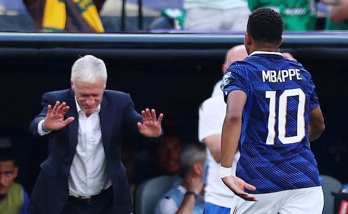 Hành động của huấn luyện viên Deschamps khi Mbappe rời sân. (Ảnh: Reuters)