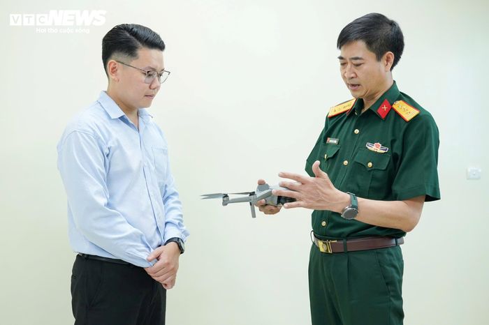 Đại tá Nguyễn Văn Trường trao đổi với phóng viên về một mẫu flycam dân dụng.