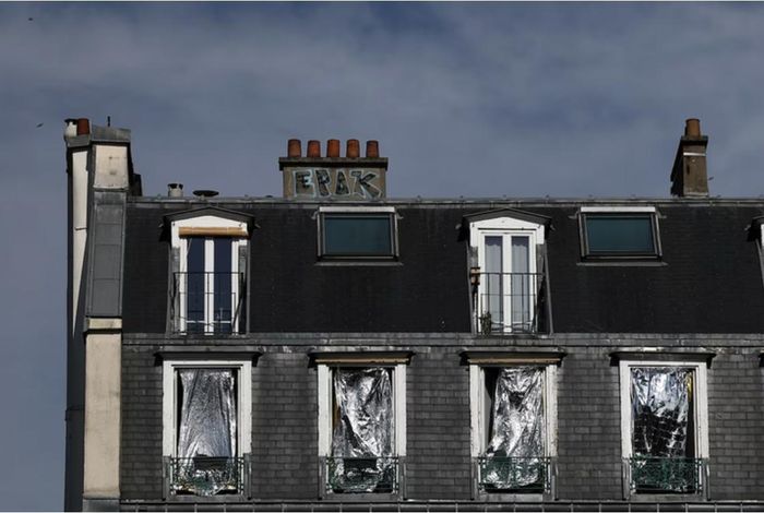 Người dân ở Paris phủ chăn giữ nhiệt lên cửa sổ để giảm sức nóng từ ánh nắng. (Ảnh: Reuters)
