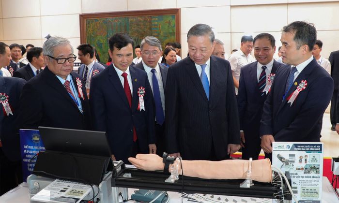 Tổng Bí thư, Chủ tịch nước Tô Lâm thăm khu trưng bày sản phẩm khoa học - công nghệ tại Lễ kỷ niệm 120 năm Ngày truyền thống Đại học Quốc gia Hà Nội, ngày 16/5.