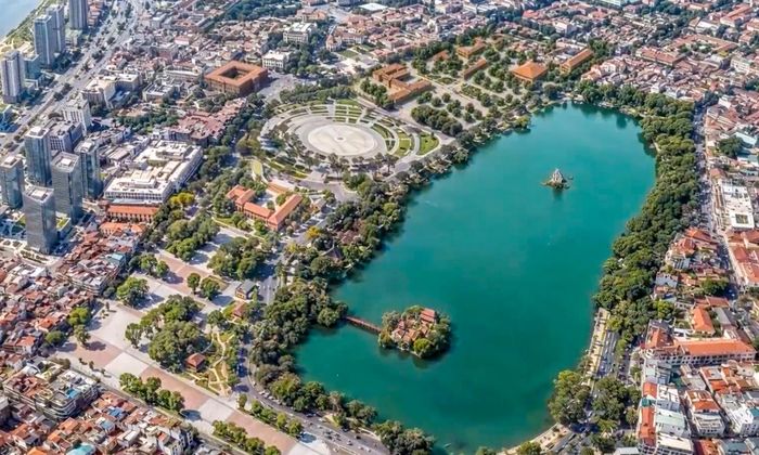 Tại khu vực trung tâm lịch sử, quy hoạch đặt trọng tâm vào việc tái cấu trúc để giải phóng nguồn lực đất đai và nâng cao chất lượng không gian đô thị. Khu vực hồ Gươm được định hướng tổ chức giao thông theo hướng ưu tiên người đi bộ, đồng thời mở rộng, nâng cấp hệ thống quảng trường. 