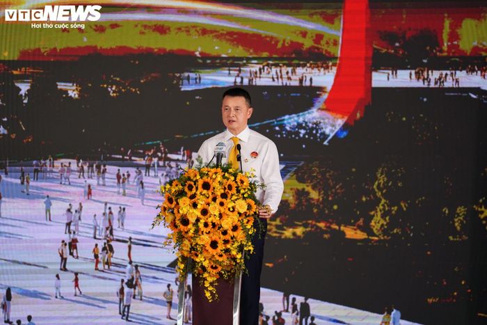 Phát biểu tại buổi lễ, ông Đặng Minh Trường, Chủ tịch Hội đồng quản trị Tập đoàn Sun Group, cho biết doanh nghiệp vinh dự được tham gia đầu tư dự án Công viên văn hóa Bến Nhà Rồng - Khánh Hội và cây xanh công cộng Bến Bạch Đằng.