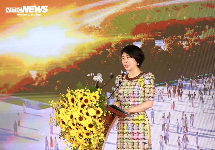 Đối với dự án đường vượt biển kết nối Cần Giờ - Vũng Tàu, bà Trần Vân Anh, Phó Tổng giám đốc Tập đoàn Vingroup, cho biết đây là công trình giao thông cấp đặc biệt, có ý nghĩa chiến lược đối với TP.HCM và khu vực Đông Nam Bộ. Tuyến đường dài khoảng 14,6 km, được thiết kế với quy mô 6 làn xe cơ giới, tốc độ 80 km/h, trong đó có khoảng 8,1 km cầu vượt biển và khoảng 3,85 km hầm vượt biển.