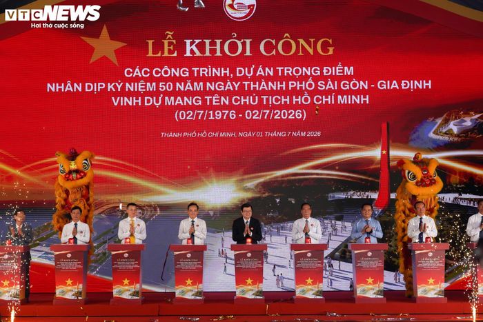 Tham dự lễ khởi công có nguyên Chủ tịch nước Trương Tấn Sang; nguyên Thường trực Ban Bí thư Lê Hồng Anh; nguyên Bí thư Thành ủy TP.HCM Nguyễn Văn Nên; Bí thư Thành ủy TP.HCM Trần Lưu Quang.