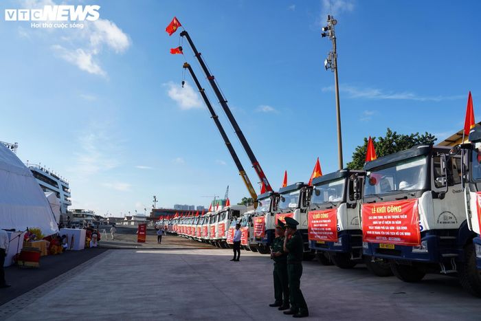 Lãnh đạo UBND TP.HCM yêu cầu các sở, ngành, địa phương có dự án đi qua phải chủ động giải quyết các khó khăn, vướng mắc liên quan đến quy hoạch, giải phóng mặt bằng, di dời hạ tầng kỹ thuật và nguồn cung vật liệu xây dựng; tuyệt đối không để xảy ra tình trạng đùn đẩy, né tránh trách nhiệm hoặc chậm trễ trong giải quyết thủ tục hành chính.