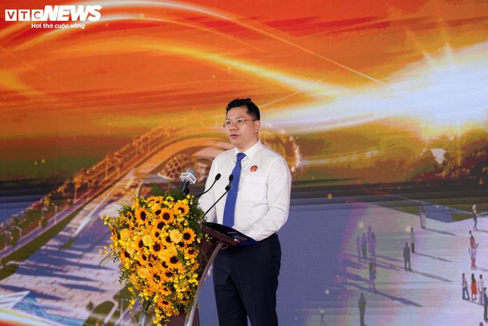 Phát biểu tại lễ khởi công, Phó Chủ tịch UBND TP.HCM Hoàng Nguyên Dinh cho biết việc đồng loạt triển khai 8 dự án trọng điểm thể hiện quyết tâm hiện thực hóa chiến lược phát triển hạ tầng lâu dài của thành phố. Theo ông Dinh, các dự án được khởi công lần này là những mắt xích quan trọng trong bức tranh hạ tầng tổng thể, tạo nền tảng để TP.HCM tiếp tục phát huy vai trò đầu tàu kinh tế của cả nước.