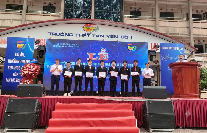 Nguyễn Khắc Công (thứ 2 từ trái sang) cùng các bạn trong lễ tuyên dương học sinh giỏi cấp tỉnh của Trường THPT Tân Yên số 1 Bắc Ninh.