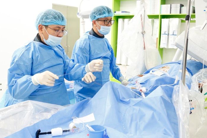 Bệnh viện báo động đỏ, khẩn trương nong bóng và đặt stent tái thông động mạch vành phải, khôi phục dòng máu nuôi tim.