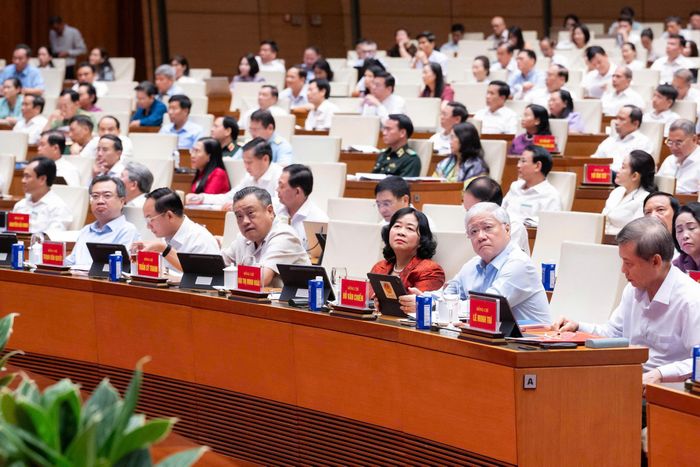 Lãnh đạo Đảng, Nhà nước và các đại biểu dự hội nghị.