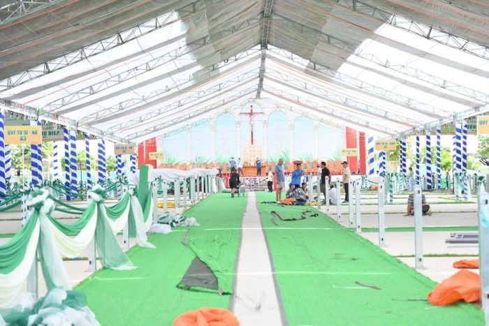 Lễ đài, hệ thống âm thanh, màn hình LED, khu vực dành cho người hành hương cùng lực lượng tình nguyện viên, an ninh và y tế đã sẵn sàng phục vụ sự kiện.