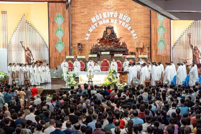 Hàng trăm linh mục đồng tế cùng đông đảo tu sĩ cùng hiện diện trong bầu khí trang nghiêm.