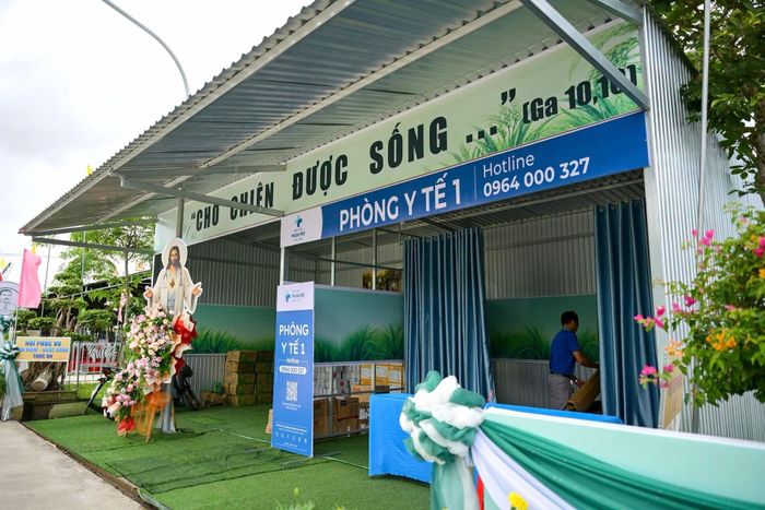Nhiều khu vực chăm sóc y tế được bố trí, nhằm xử lý kịp thời trước tình huống người dân gặp vấn đề sức khỏe.