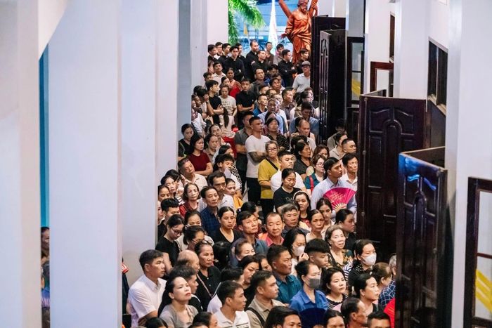 Đến 5h, thánh đường gần như không còn chỗ trống. Hàng nghìn người dân đứng chật kín mọi lối đi quanh nhà thờ để chuẩn bị tham dự Thánh lễ.