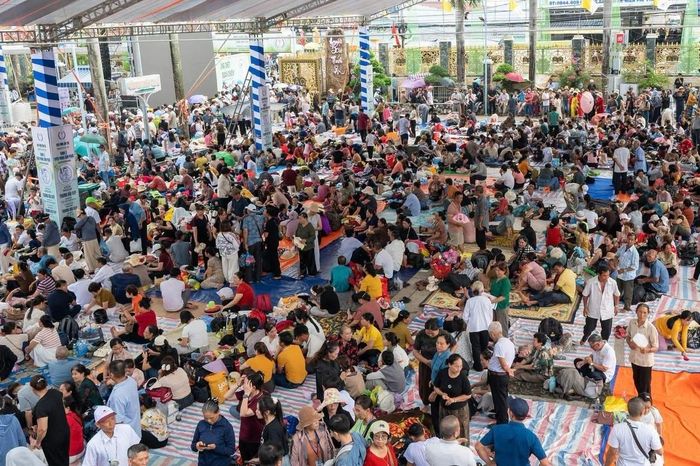 Các đoàn hành hương từ nhiều giáo phận trên cả nước liên tục đổ về, tham dự các giờ lễ, cầu nguyện và viếng phần mộ linh mục Trương Bửu Diệp.