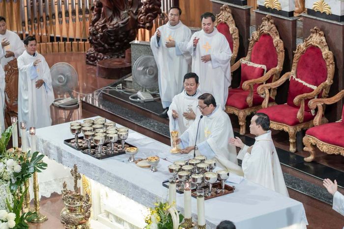 Thánh lễ do linh mục Antôn Đặng Hữu Kha - Giám đốc Trung tâm Mục vụ Giáo phận Cần Thơ chủ tế.