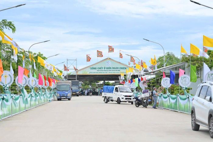 Trong khi bên trong thánh đường luôn chật kín người tham dự phụng vụ, bên ngoài, công tác chuẩn bị cho đại lễ sáng 2/7 cũng được hoàn tất.