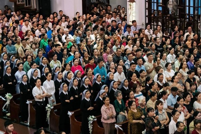 Xen giữa các giờ lễ, nhiều người dành thời gian lãnh nhận Bí tích Hòa giải, lần chuỗi Mân Côi và cầu nguyện, chuẩn bị tâm hồn trước đại lễ tuyên phong Chân phước.