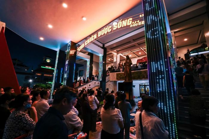 3h sáng 1/7, khuôn viên Trung tâm Hành hương Tắc Sậy (Cà Mau) đã sáng đèn. Từng đoàn người lặng lẽ bước vào nhà thờ, chuẩn bị tham dự Thánh lễ đầu tiên trong ngày.