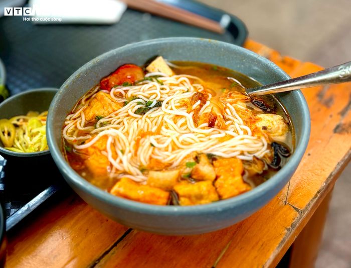 Mỗi bát bún, phở vẫn giữ nguyên giá bán sau khi xăng giảm, đẩy thiệt thòi về phía khách hàng.