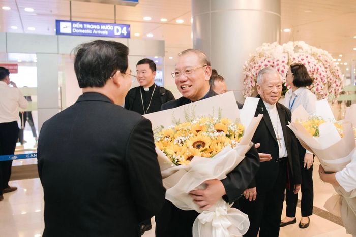 Cùng đi trong phái đoàn có Đức Tổng Giuse Nguyễn Năng - Chủ tịch Hội đồng Giám mục Việt Nam (trái), và Đức Tổng Giuse Vũ Văn Thiên - Tổng Giám mục Tổng Giáo phận Hà Nội (phải).