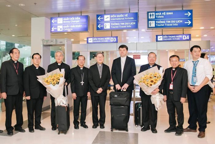 Ngay sau khi đáp Sân bay quốc tế Cần Thơ, phái đoàn di chuyển về Cà Mau để chuẩn bị cho Đại lễ Tuyên phong Chân phước linh mục Trương Bửu Diệp vào sáng mai (2/7).