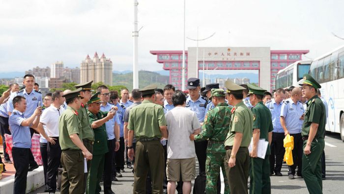 Cơ quan chức năng của 2 nước thực hiện các thủ tục bàn giao 30 đối tượng trong đường dây tội phạm công nghệ cao.