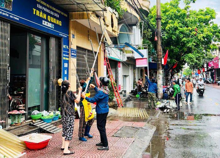 Nhiều hộ dân chủ động tháo dỡ những hạng mục công trình lấn chiếm ra vỉa hè, lòng đường sau khi được chính quyền địa phương tuyên truyền, vận động.