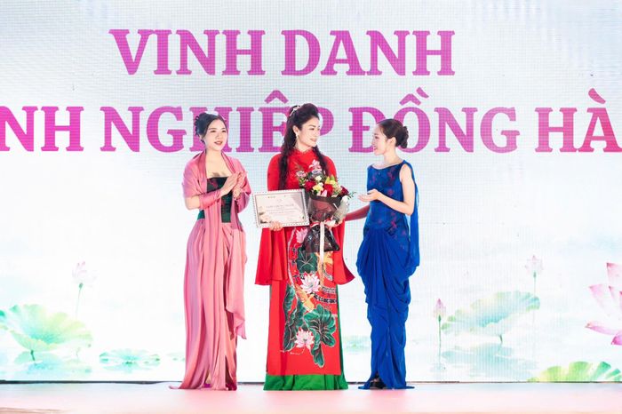 Bà Phạm Hồng Anh, Giám đốc sản xuất chương trình (bên trái) chia sẻ chương trình góp phần nuôi dưỡng tình yêu văn hóa, khơi dậy niềm tự hào về bản sắc Việt .