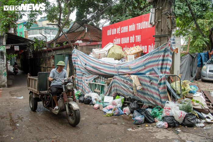 Hai bên bờ mương thường xuyên xuất hiện các điểm tập kết rác tự phát, ảnh hưởng đến môi trường và đời sống của người dân xung quanh.