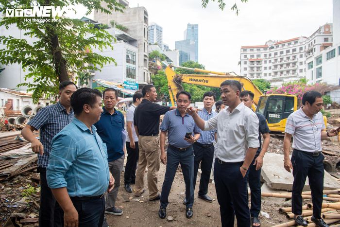 Sau khi thực hiện mô hình chính quyền địa phương hai cấp, Đảng ủy và UBND phường Ngọc Hà xác định đây là một trong hai dự án trọng điểm cần tập trung tháo gỡ. UBND phường Ngọc Hà đã chỉ đạo các phòng, ban chuyên môn tập trung thực hiện nhiệm vụ, đẩy nhanh tiến độ thực hiện giải phóng mặt bằng. (Trong ảnh Phó Chủ tịch UBND phường Ngọc Hà Đỗ Hà Thanh kiểm tra tiến độ dự án cống hóa mương Kẻ Khế kết hợp xây dựng tuyến đường từ nút rẽ ra phố Núi Trúc đến phố Sơn Tây, sáng 1/7)