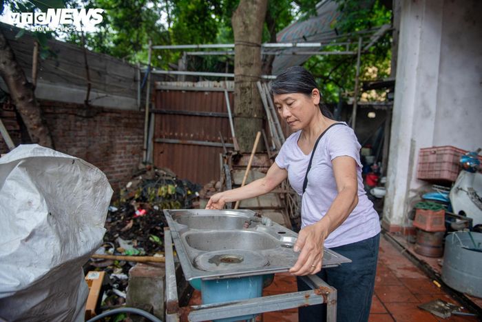 “Chuyển khỏi căn nhà gắn bó nhiều năm ai cũng có chút lưu luyến. Tuy nhiên, môi trường ở đây nhiều năm nay bị ảnh hưởng bởi mương ô nhiễm nên gia đình đồng thuận bàn giao mặt bằng. Chúng tôi mong dự án sớm triển khai để khu vực khang trang, sạch sẽ hơn”, chị Hồng Anh chia sẻ.