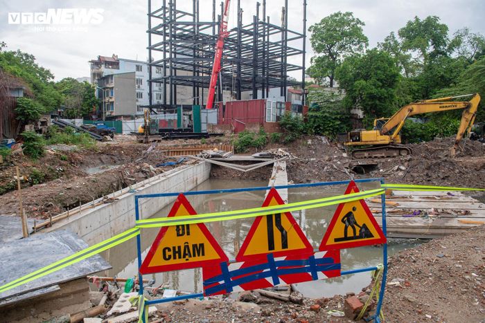 Mương Kẻ Khế dài khoảng 1,7km, nằm trên địa bàn phường Ngọc Hà (Hà Nội). Trong đó, khoảng 750m vẫn là mương hở, nhiều năm qua trở thành điểm ô nhiễm do nước thải sinh hoạt và rác thải tập kết dọc hai bên bờ.