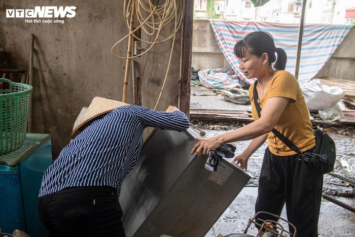 “Chúng tôi phải tìm địa điểm mới và tạm ngừng kinh doanh một thời gian. Dù còn nhiều khó khăn nhưng đây là dự án phục vụ lợi ích chung nên gia đình chủ động sắp xếp để bàn giao đúng tiến độ”, chị Nhung nói.