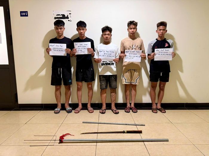 Nhóm đối tượng mang theo hung khí gây náo loạn đường phố Hà Nội. (Ảnh: Công an Hà Nội)