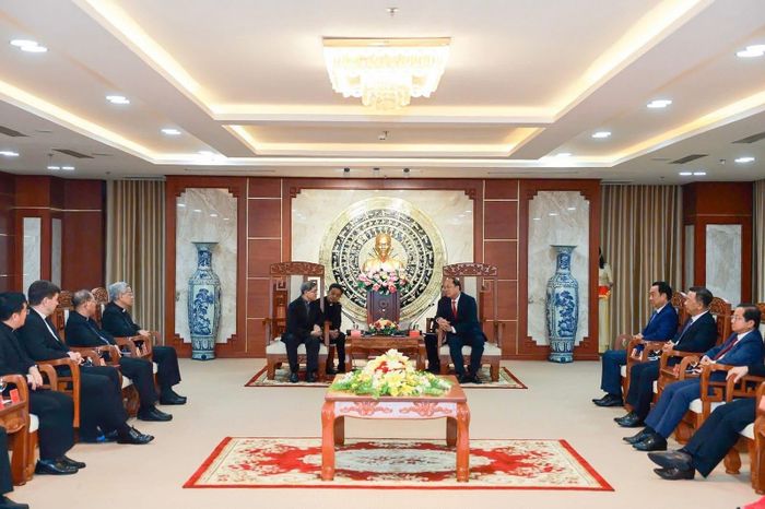 Bí thư Tỉnh ủy Cà Mau Nguyễn Hồ Hải tiếp phái đoàn của Đức Hồng y Luis Antonio Gokim Tagle tại văn phòng Tỉnh ủy.