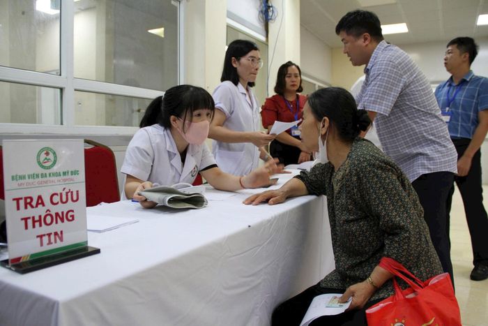 Các y, bác sĩ thăm khám cho cụ Đinh Thị Lương (thôn Hà Xá) tại Bệnh viện Đa khoa Mỹ Đức. Ảnh: Biên Phạm