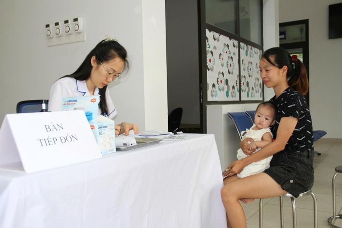 Bác sĩ tại Điểm Y tế Hợp Thanh khám và tư vấn cho con gái chị Nguyễn Thị Thương (thôn Vân Thọ). Ảnh: Biên Phạm